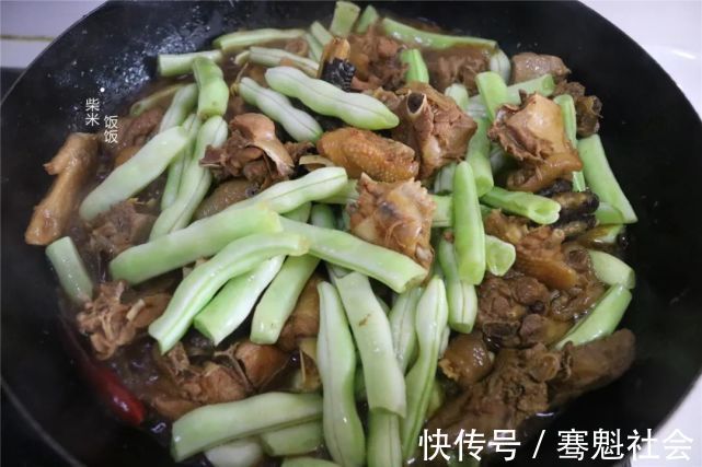 一顿饭|这道炖菜,我家常做,四种食材一锅出,一顿饭一个菜就够了