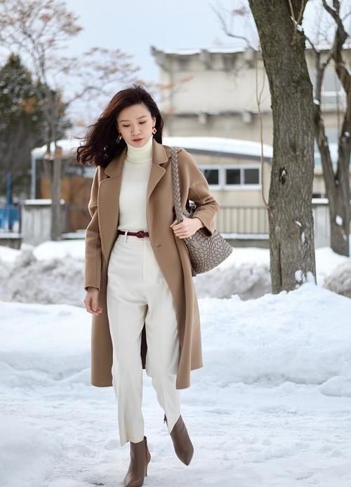 配大衣的裤子不用太多,有这3种“百搭款”就够了,时髦显腿长