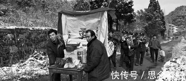 传统习俗$中国传统习俗,为何棺材出殡绝对不能落地,原因是封建迷信!