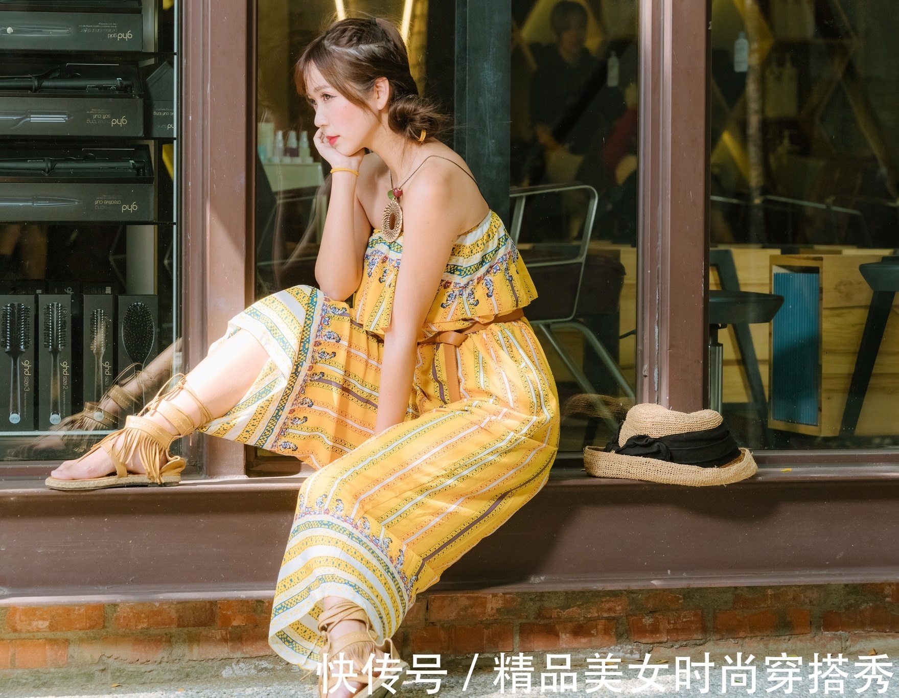 民族风|一字肩连体裤，搭配一双民族风十足的凉鞋，优雅浪漫