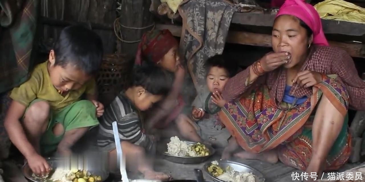 尼泊尔|尼泊尔山区穷人家的生活,房子矮的直不起腰,只吃一个土豆炒蘑菇