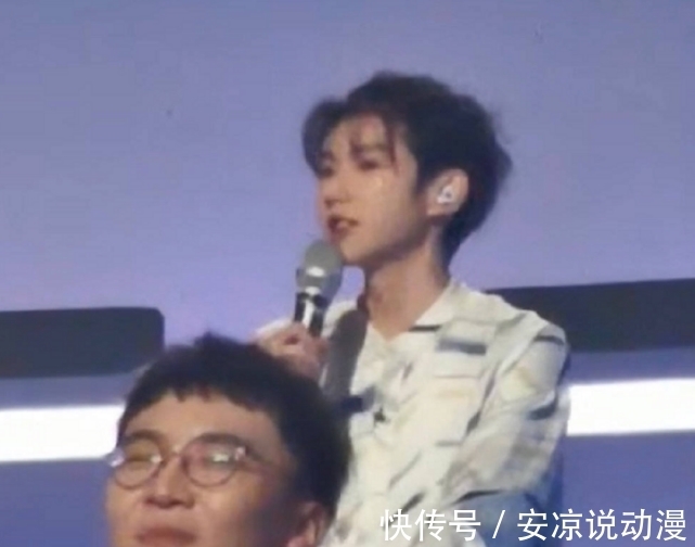 王源|《谁是宝藏歌手》王源生图曝光,高糊状态下也盖不住漫画脸的精致