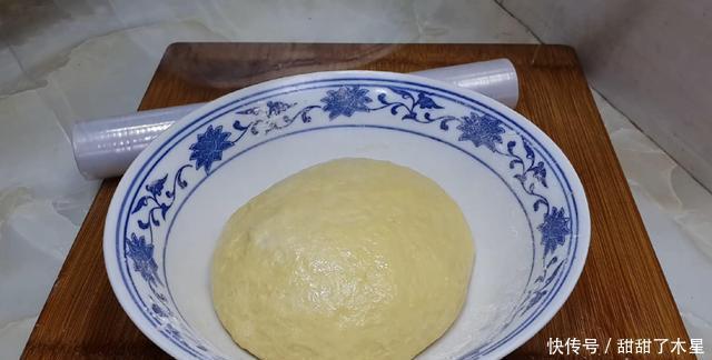 面粉别只会蒸馒头了,加3个鸡蛋,做出创意小吃,比蛋糕油条好吃