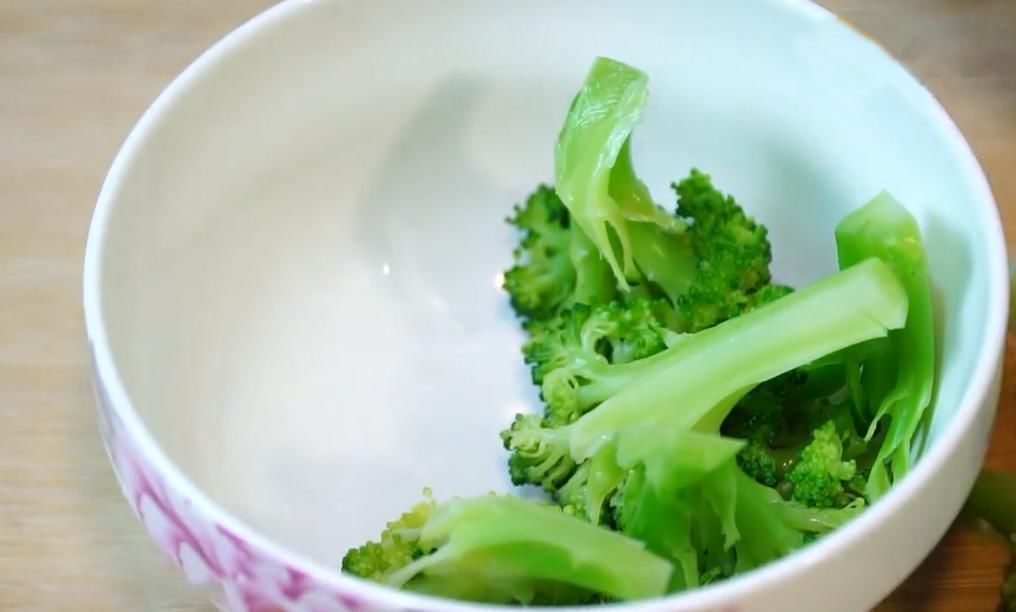 美味|西蓝花最简单的吃法,最大限度的保留西蓝花的营养,鲜香美味
