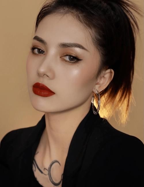 最近很火的氛围感妆容如何解锁？教你2招，秒变“氛围感美女”