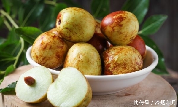 冬枣的颜色|买冬枣时,挑个头大还是个头小?果农教您正确方法,别再挑错了