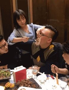 |搞笑GIF：女生是扎马尾辫好看，还是把头发放下来好看？