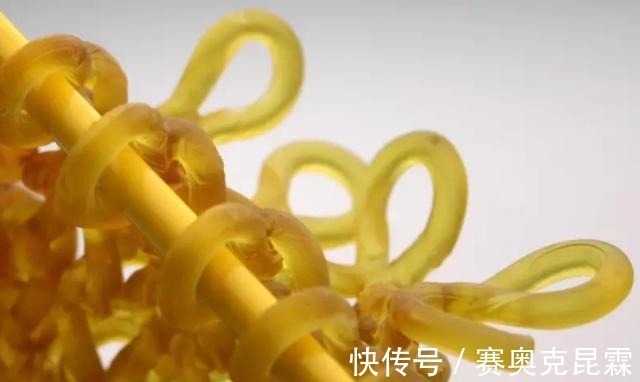 色彩#她是用玻璃雕塑“织毛衣”的第一人,这质感极其逼真!手太牛逼了