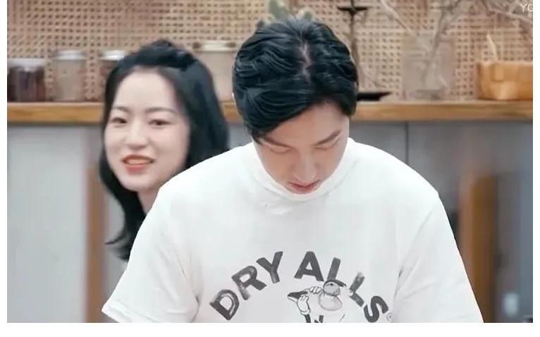 《我們戀愛(ài)吧》四位女嘉賓同框，陳霜慧成熟性感，何丹妮令人驚艷