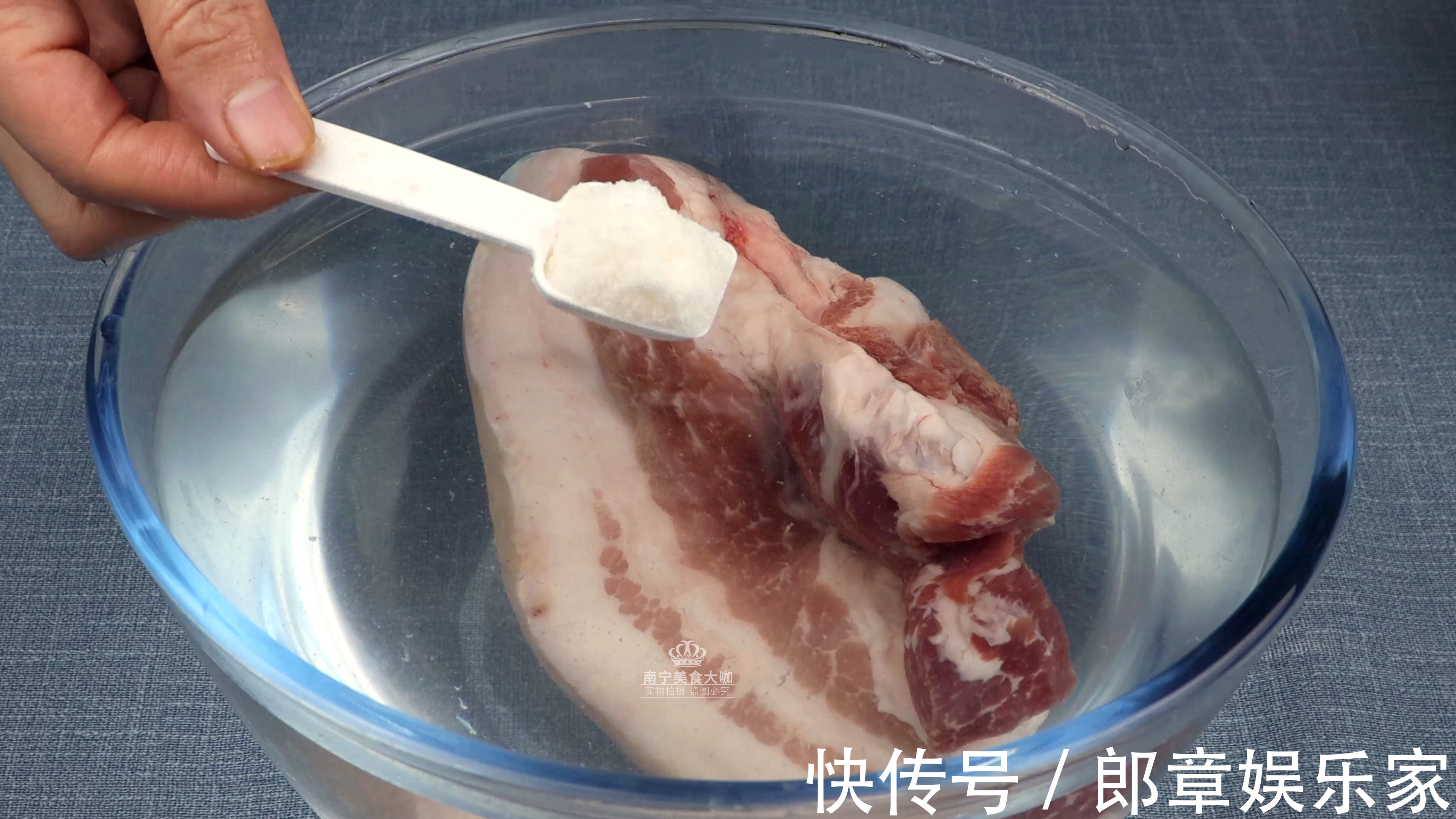 解冻猪肉用热水还是冷水很多人用错了，难怪猪肉解冻出来不好吃