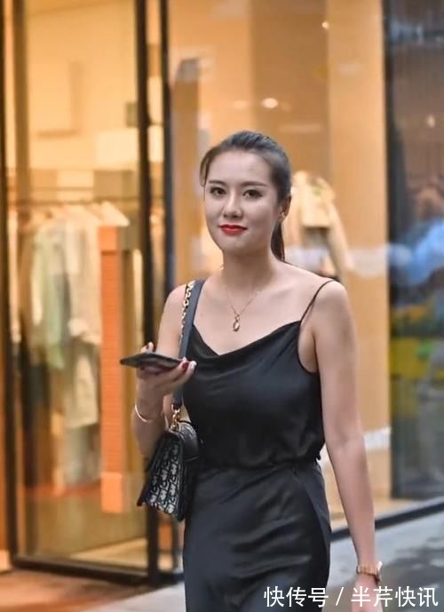 穿搭 别致的真丝短裙,小吊带看起来,就像是挂上去的!!