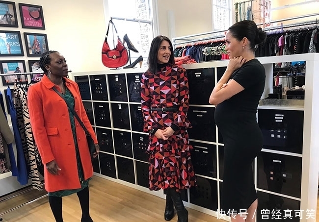 梅根王妃挺“孕妇肚”又穿黑色连衣裙!搭卡其色风衣,时髦又洋气