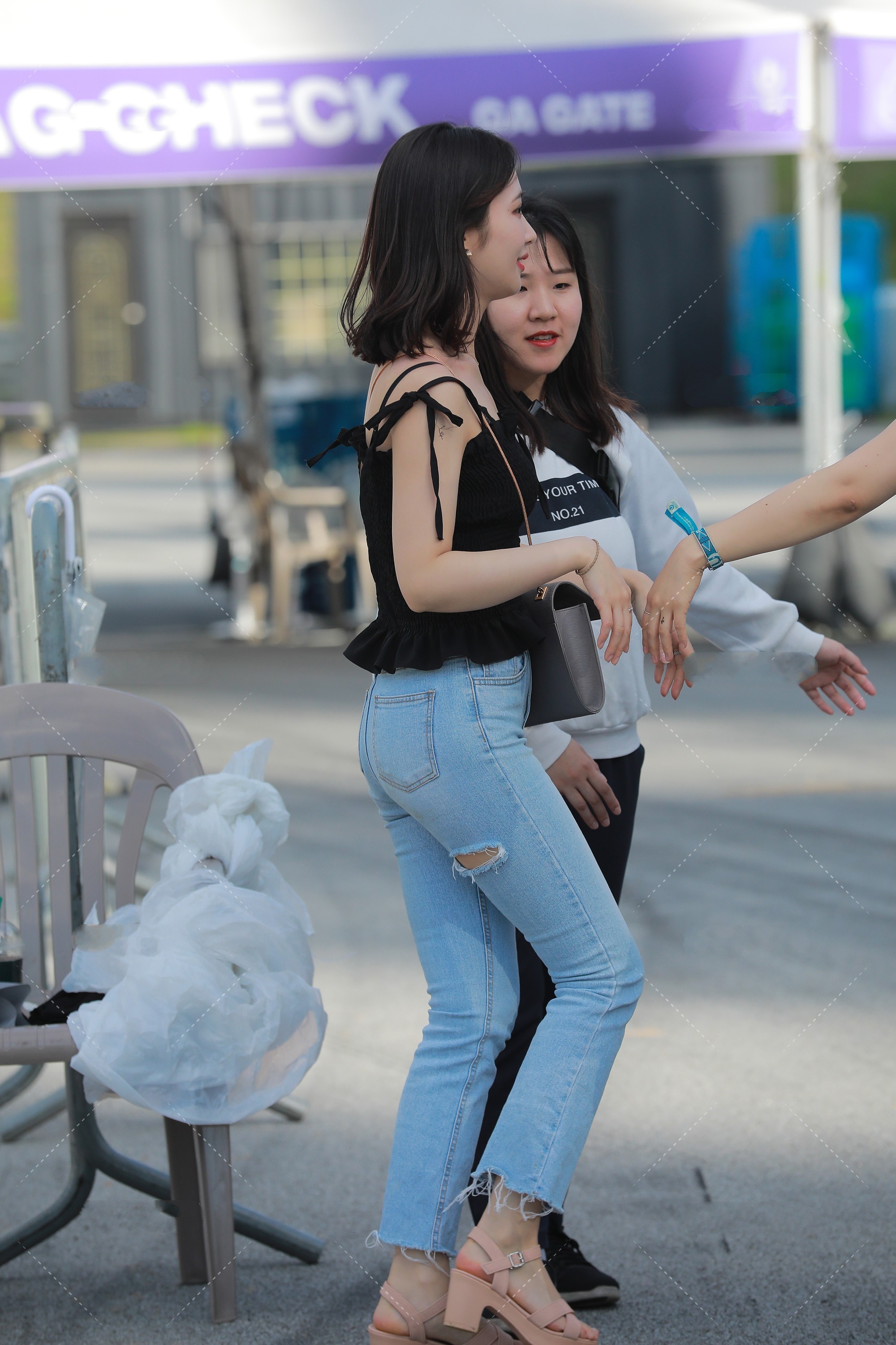 上衣|黑色上衣搭配蓝色裤子, 经典穿搭, 青春靓丽