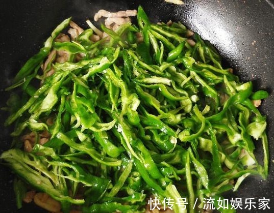 青椒炒肉,先炒青椒还是先炒肉很多人第一步做错了,难怪不好吃