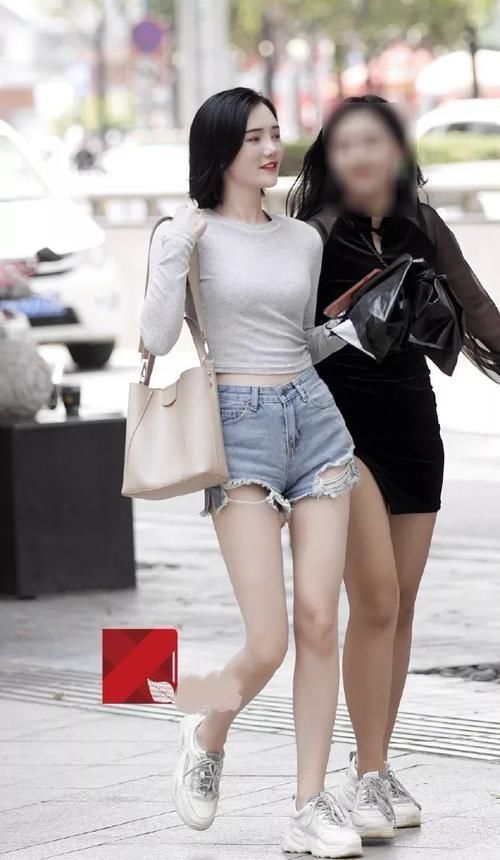 回头率|路人街拍腿长的小姐姐,随便穿都好看,回头率又高