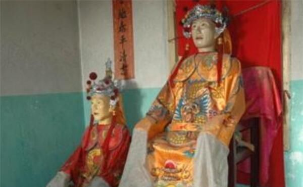 修路@父亲病逝后,儿子将他的遗体塑成“金身”,供奉在家没人敢来串门