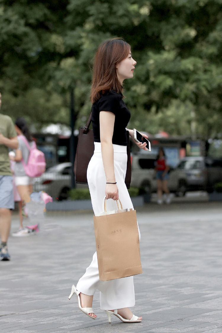 街拍：美女穿绿色的孔雀群，完美的身材和气质，优雅又迷人！