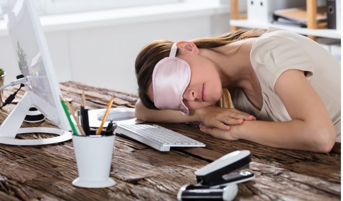 咖啡因|一个好睡眠也不难，沾床就睡的5个“小技巧”，送给难以入睡的你