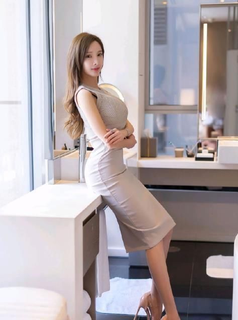 性感美女天生丽质,颜值高灵动出众,成熟端庄典雅