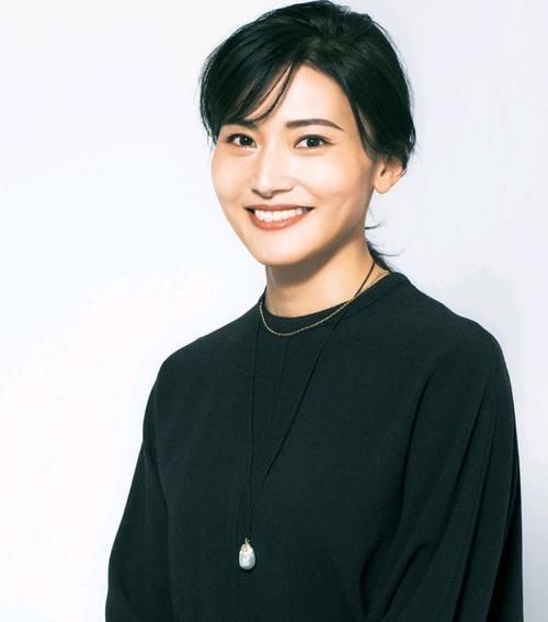 面部|面部太宽的女人如何变美？改变这些细节，显脸小之外还能提升气质