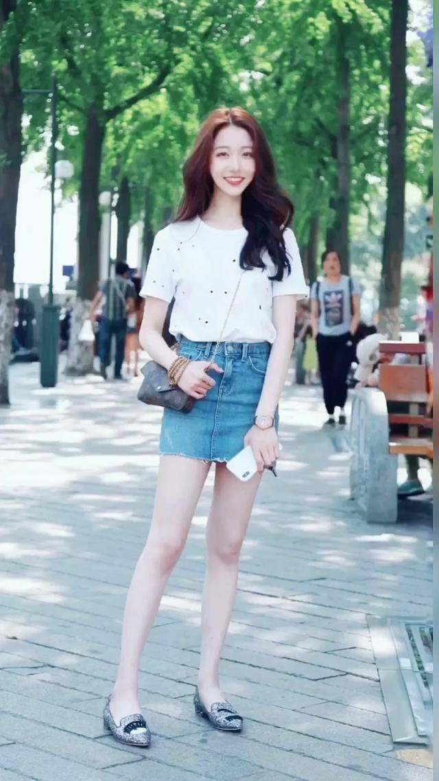 ½ÖÅÄÁ½Î»´©´îʱÉеÄС½ã½ã£¬Éí×˸ßÌôåüÃÄ£¬¾ÍÊÇÄǰãÎüÒýÈË