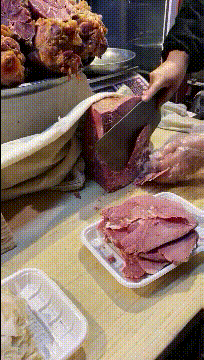 |搞笑GIF:小兄弟你这口罩从哪买的,我想给我女朋友也买一个