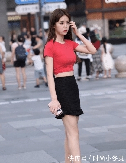 波浪裙|红色上衣搭配黑色波浪裙,时尚大方,尽显青春洋溢的气质