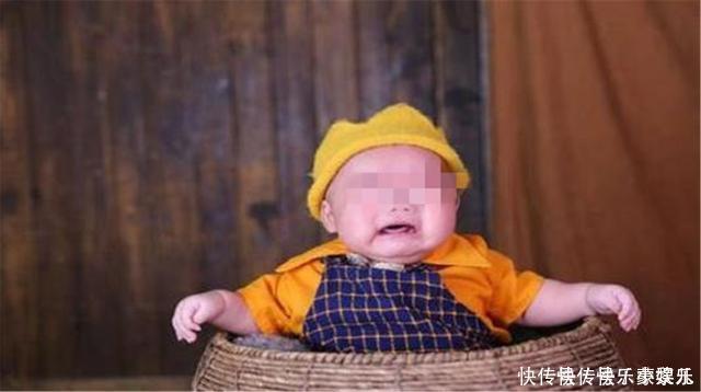 孩子|“最强新生儿”走红,脐带还没剪就“跑了”,助产士现场笑翻了