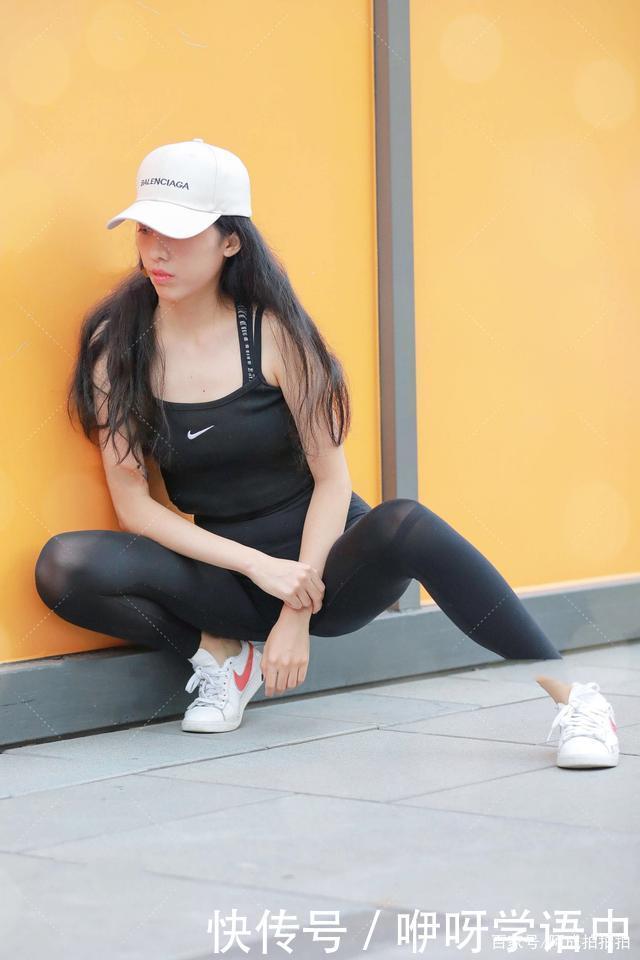 清新运动风，白色棒球帽看起来清爽利落，运动搭配省时清爽