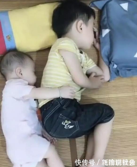 二胎政策|俩萌娃在睡觉,妈妈掀开被子那一刻,妈妈的心瞬间融化了。
