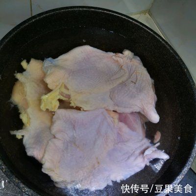 我经常做红油口水鸡，家人都爱吃，婆婆夸我聪明又贤惠