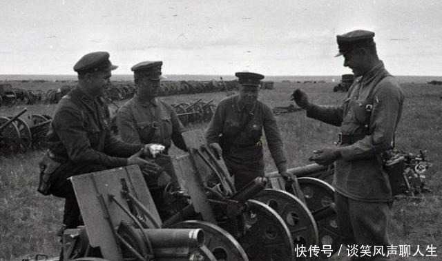 诺门罕|当年的诺门罕,苏联军队面对着缴获的日军装备,很无语