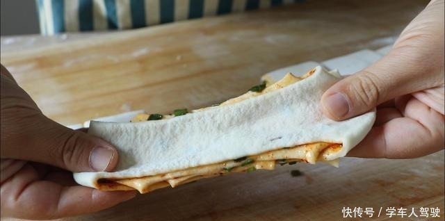 面粉学会这样做，再也不蒸馒头了，酥脆松软又多层，没菜也吃得香