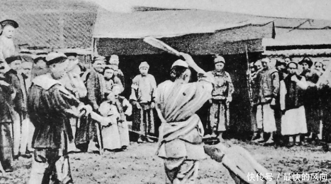 罕见|罕见清朝斩首老照片:刽子手行刑时用的鬼头刀,行刑前表情淡漠!
