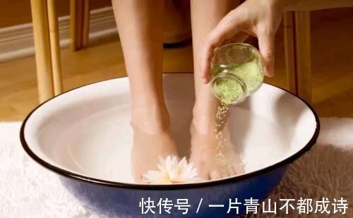 卸妆|提醒女性:40岁后是保养黄金期,每天睡前坚持“2不3要”,更健康