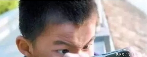 虚拟游戏|“妈妈,我玩一会手机”,这位母亲的做法,让孩子主动远离手机