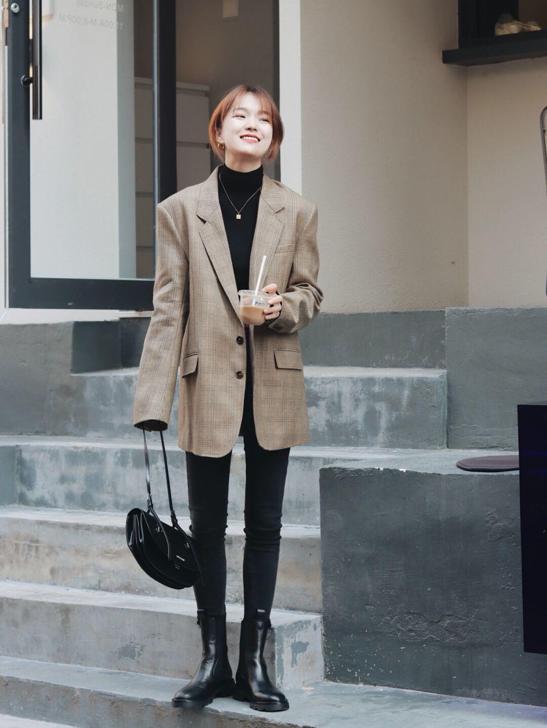 西装外套 秋冬不费力穿搭,格纹西装+黑色铅笔裤,高级又时尚!