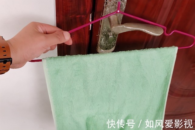 晚上睡觉前,一定要在门上挂一条毛巾,作用真厉害,学会受用一生