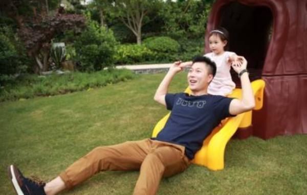 陪伴|宝爸给孩子做“简易秋千”，儿子玩得超开心，宝妈回家后却气坏了