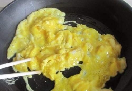 炒鸡蛋时,不要直接下油锅炒,加一点它,鸡蛋更加香嫩松软!