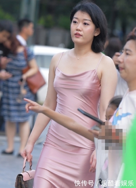 a495 表嫂太懒了,为了省事,穿“睡裙”就出街!