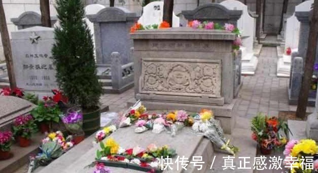 梁思成!林徽因墓地 鲜花环绕 是八宝山祭扫次数最多的墓地