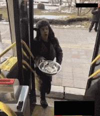 |搞笑GIF趣图:这大叔年轻时一定不简单