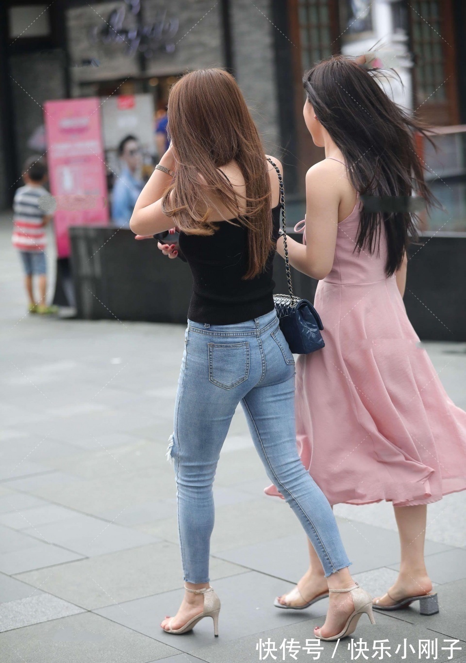 紧身牛仔裤 小姐姐身穿黑色吊带,搭配蓝色紧身牛仔裤,看上去时尚大方