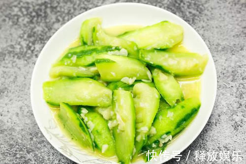 丝瓜|炒丝瓜不能直接下锅，发黑还出水，教你一招，颜色翠绿有食欲