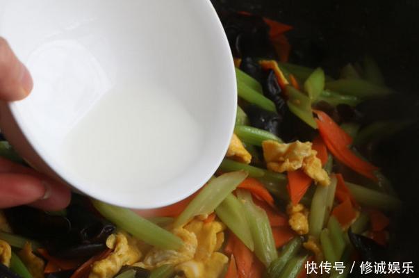 一道解腻解馋的春节菜,芹菜萝卜加木耳,天天吃都不腻