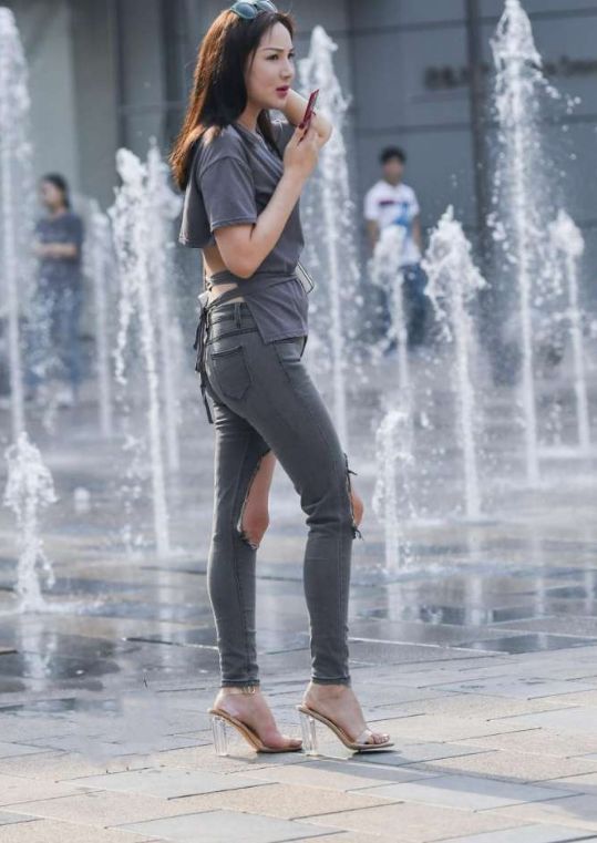 街拍喷泉边偶遇一位时尚靓丽的辣妈,皮肤白皙大长腿迷人