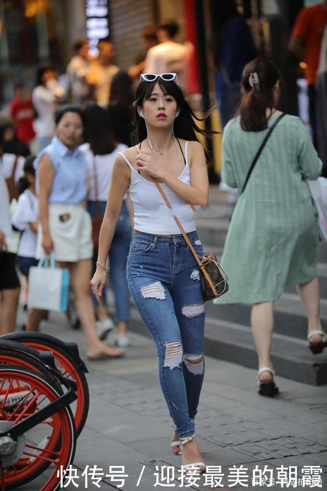 阿成 简单的衣服也能穿出很好的效果，看看背心和蓝色裤子怎么搭配