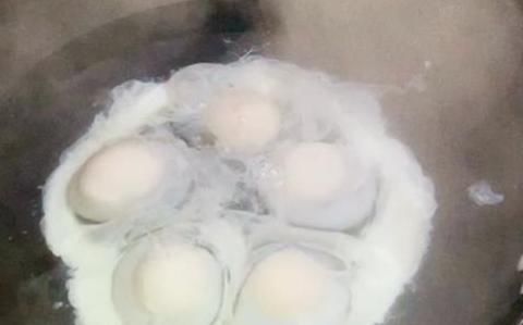 保证|煮荷包蛋为什么总是有白沫还容易散开大厨教你一招保证完整