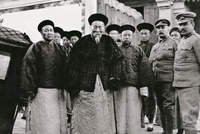 火爆|李鸿章请美国人吃饭,发现菜不够吃,于是他发明1道菜,火爆美国